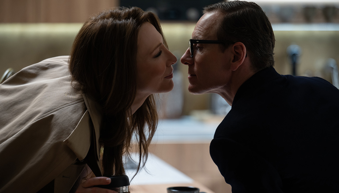 Kathryn (Cate Blanchett) and husband George Woodhouse (Michael Fassbender) lean in as if to kiss.